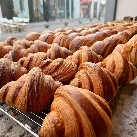 Апартаменты Prime Location Hyper Center Ideal For Couples & Families - Walk Everywhere -By Totolulucannes