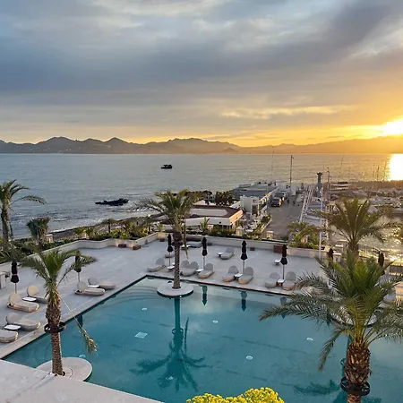 Prime Location Hyper Center Ideal For Couples & Families - Walk Everywhere -By Totolulucannes Апартаменты *