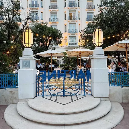 Prime Location Hyper Center Ideal For Couples & Families - Walk Everywhere -by Totolulucannes Apartment *