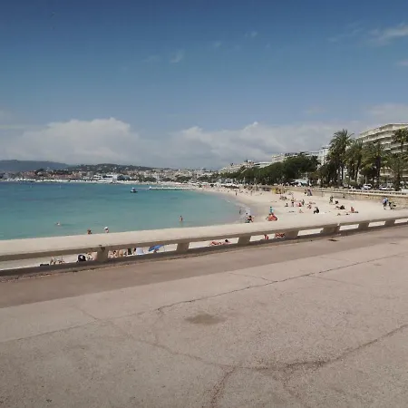 Prime Location Hyper Center Ideal For Couples & Families - Walk Everywhere -by Totolulucannes Apartment *
