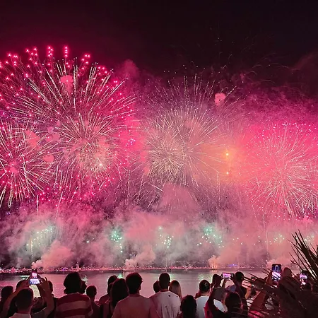 Prime Location Hyper Center Ideal For Couples & Families - Walk Everywhere -By Totolulucannes 아파트 *