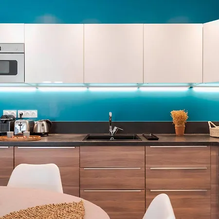 Prime Location Hyper Center Ideal For Couples & Families - Walk Everywhere -By Totolulucannes 아파트 *